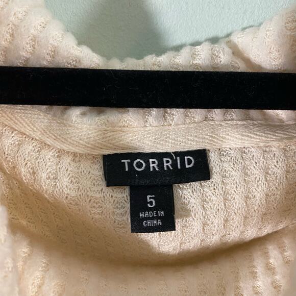 Torrid Women's Cream Waffle Knit Radiant Sequins Cowl Neck Sweater Size 5 - Picture 3 of 8